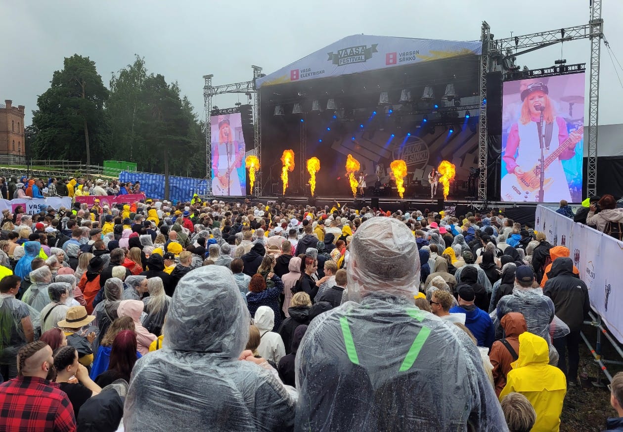 Jo festivaalin toisena päivänä lauantaina ilma oli varsin sateinen.