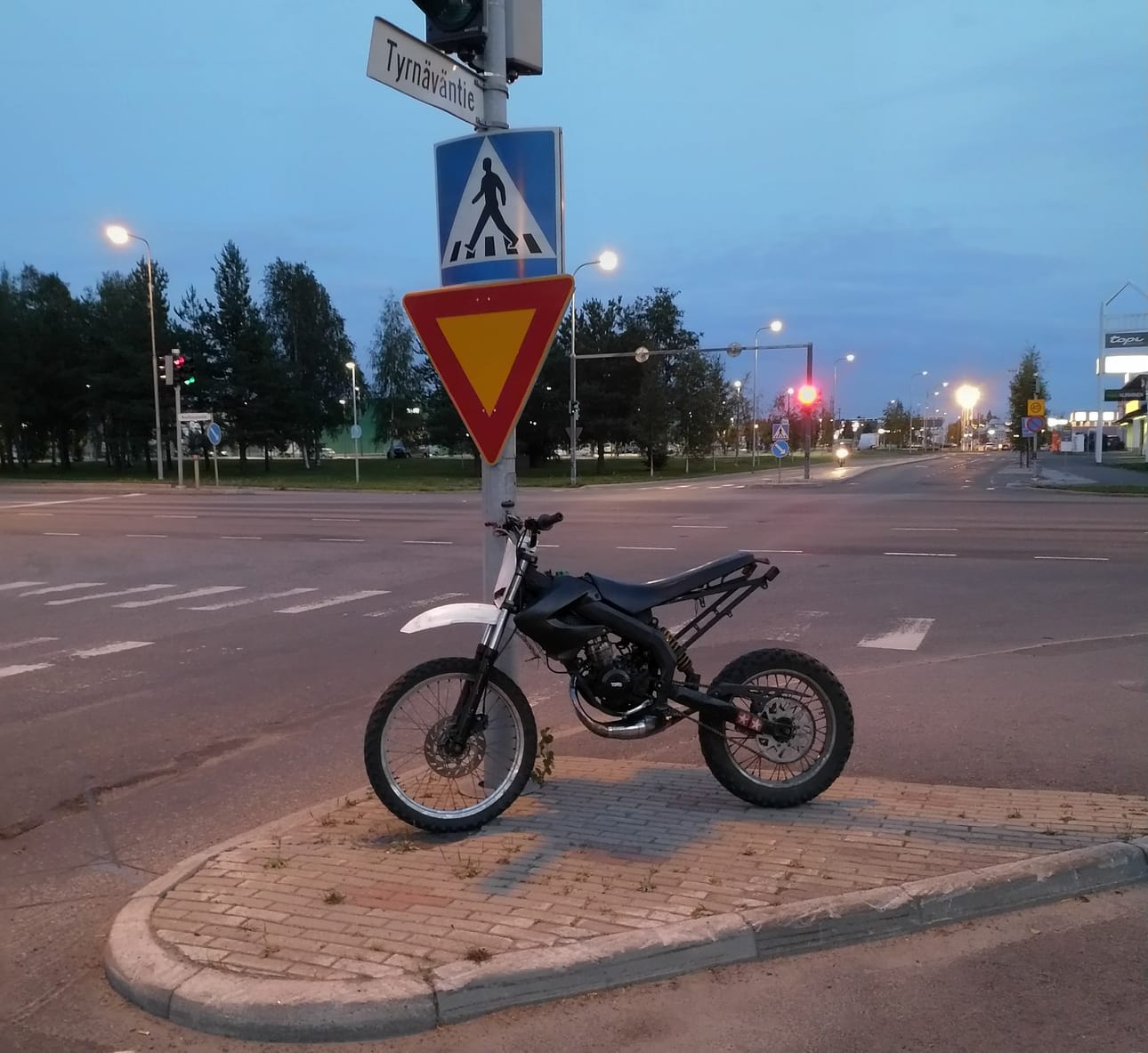 Poliisin takavarikkoon päätynyt mopo Oulussa. Poliisin mukaan ajokilla osallistuttiin mopoilijoiden tapaamiseen eli mopomiittiin.