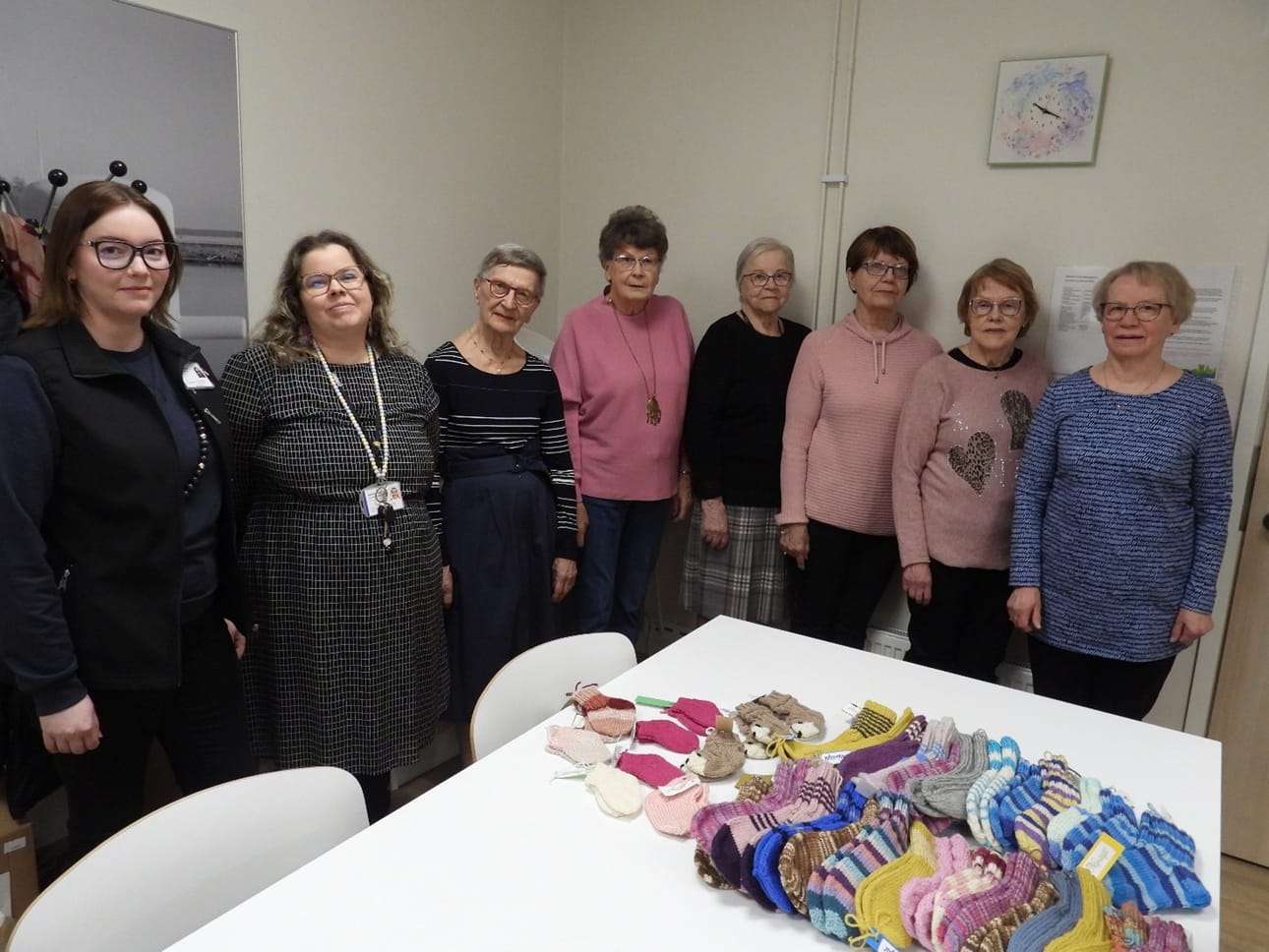 Sukkalahjoituksen vastaanottivat Kemin neuvolan terveydenhoitaja (vasemmalta) Hanna Ylikärppä ja osastonhoitaja Susanna Klemettinen sekä näprääjistä Mirja Kukka, Maija Taponen, Pirkko Kupila, Orvokki Lukkarila, Irma Tyynelä ja Eija Mäkitalo.