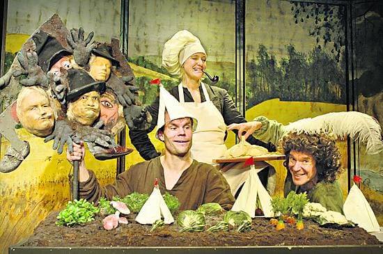 Antero Nieminen, Eve Saarinen ja Eero Ahre vauhdissa Teatteri Hevosenkengän Maamies ja lohikäärme -näytelmässä, joka on yksi lasten ja nuorten teatteripäivillä helmikuussa nähtävästä 14:stä eri esityksestä.