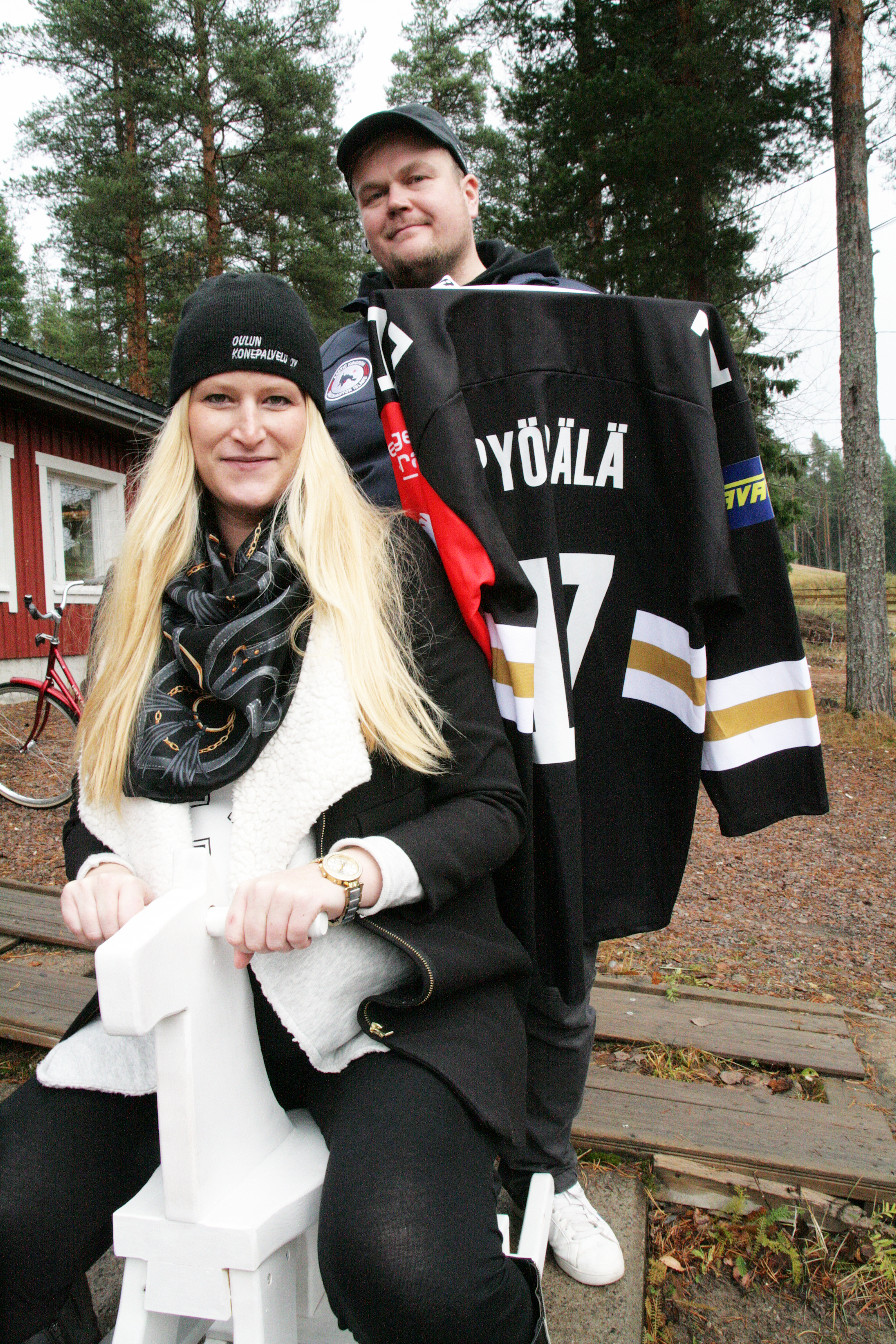 Iiva ja Antti Rinkinen saivat molemmat jotakin huutokaupasta. Antti osti itselleen Mika Pyörälän pelipaidan, Iiva puolestaan osti nahkaisen salkun ja savipadan. Keinuhevosen käyttäjää puolestaan odotellaan syntyväksi parin viikon sisällä.