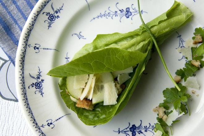 Kääräise caesarsalaatin kastike, krutongit ja muut ainekset muutaman romainesalaatinlehden sisälle ja sido kimppu ruohosipulin varrella. Näin voin syödä salaatin käsin. KUVA: Harri Kuittinen