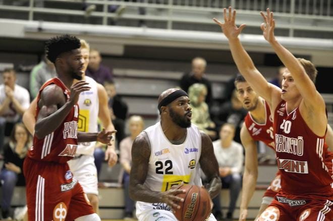 Kobrien Larry Anderson Pyrinnön pelaajien piirittämänä. KUVAT: HEIKKI HAKANEN
