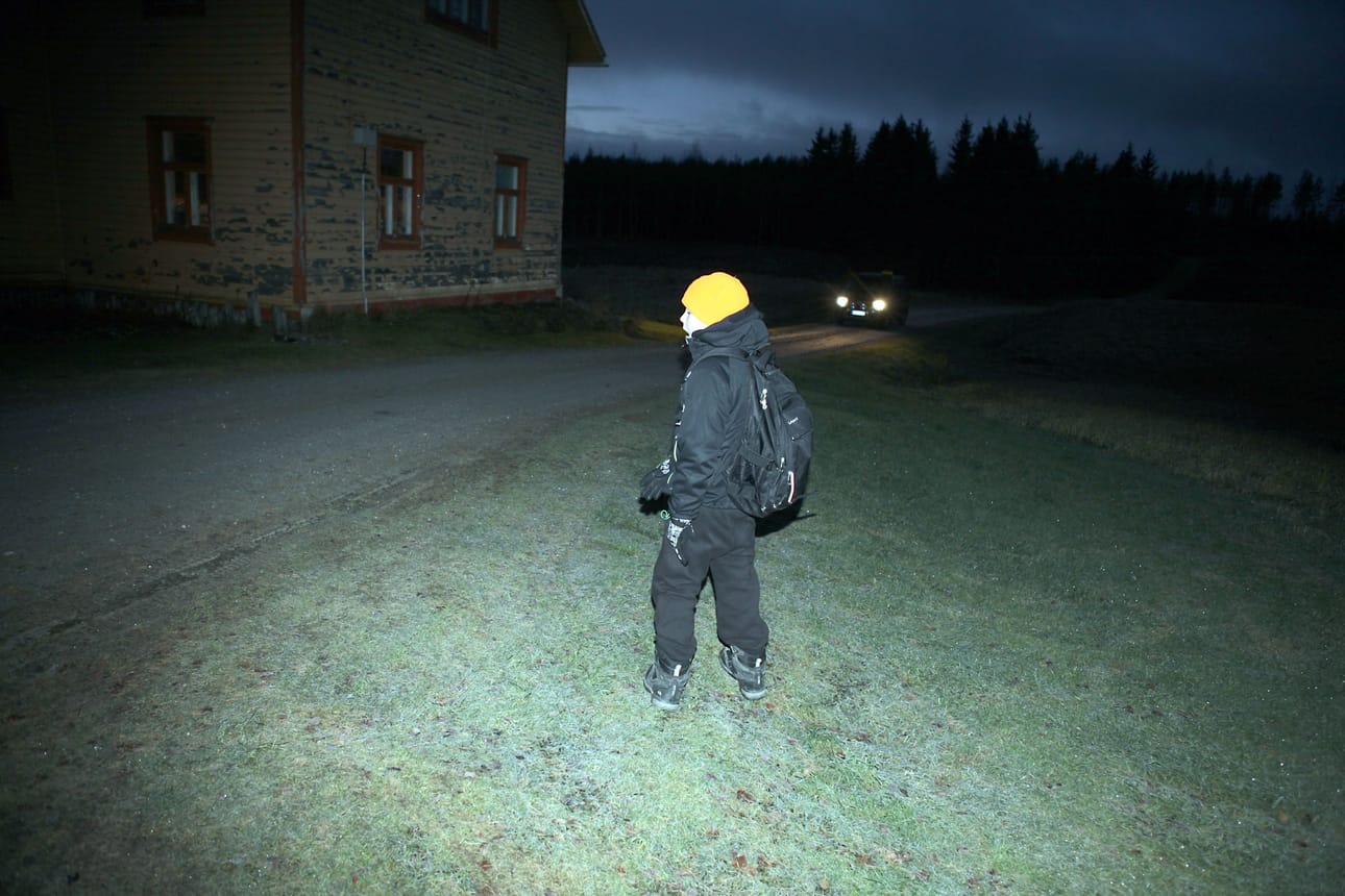11-vuotias Vikke Korhonen odottaa taksia kotipihallaan Sotkamon Nimisenkankaalla. Syyskuussa susi hätyytteli pihalla koiria.