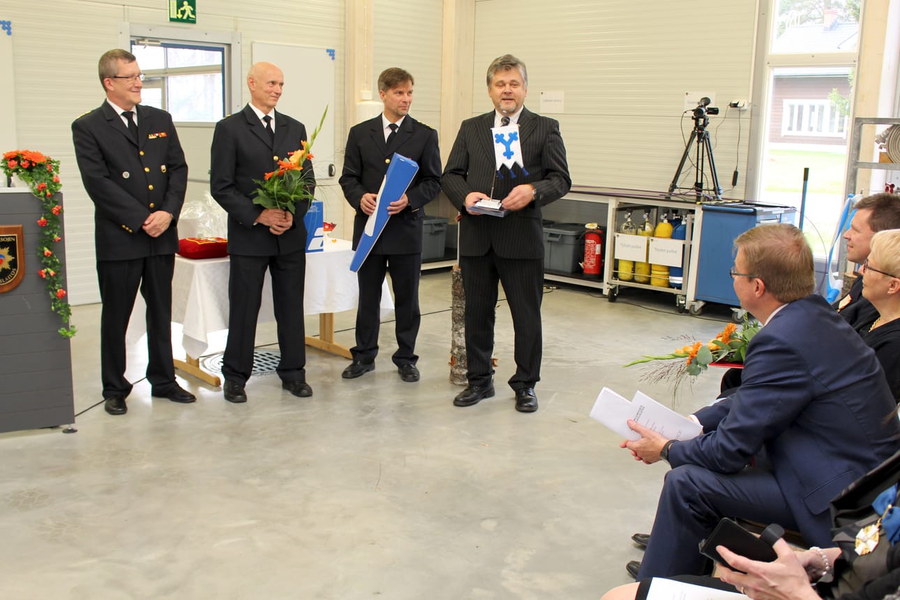 Vihkiäisjuhlien yhteydessä ansaitulle eläkkeelle lähetettiin Ruukin paloaseman kalustonhoitaja Raimo Niinimaa (oik.). Niinimaa hauskuutti muistajiaan ja yleisöä erityisesti vuosikymmenten takaisilla muistoilla ajoilta, jolloin kaikki ei ollut niin nöpön nuukaa.