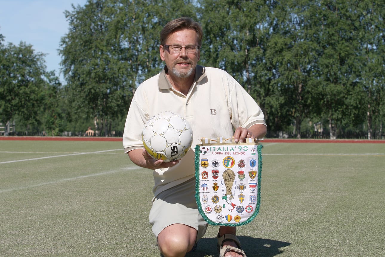 Pauli Miettinen on myös aiempina vuosina kertonut näkemyksiään MM-kisoista. Kuvassa Miettinen poseeraa vuoden 2010 MM-kisojen alla Kuusamon urheilukentällä. Kahdeksan vuotta sitten Miettinen ennakoi Koillissanomissa mestaruuden menevän Argentiinaan, Brasiliaan tai Espanjaan. Näistä mestariksi tuona kesänä pelasi Espanja.
