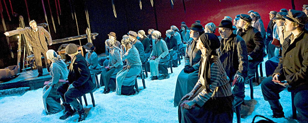 Aulis Sallisen Punaisen viivan väki täytti Oulun kaupunginteatterin näyttämön 2009. Oopperan ohjasi Leena Salonen.