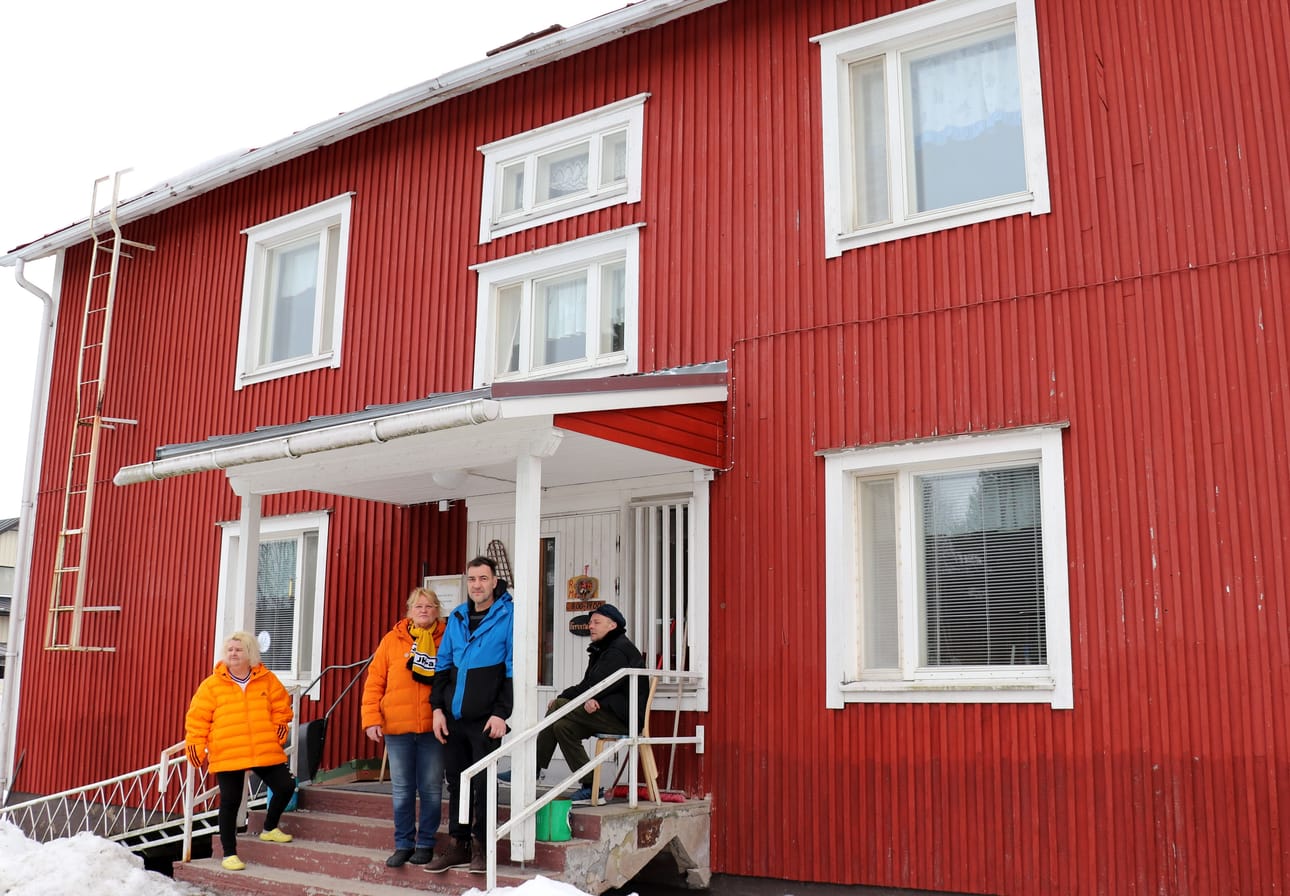 Roihan Majakka on toiminut punaisessa talossa Kauhavan Roihankujalla. Nyt näyttää siltä, että talo menee maaliskuun lopussa kokonaan kiinni. Portailla talon toimijoista Anette Kujala, Tuija Takala ja Reino Lilja.