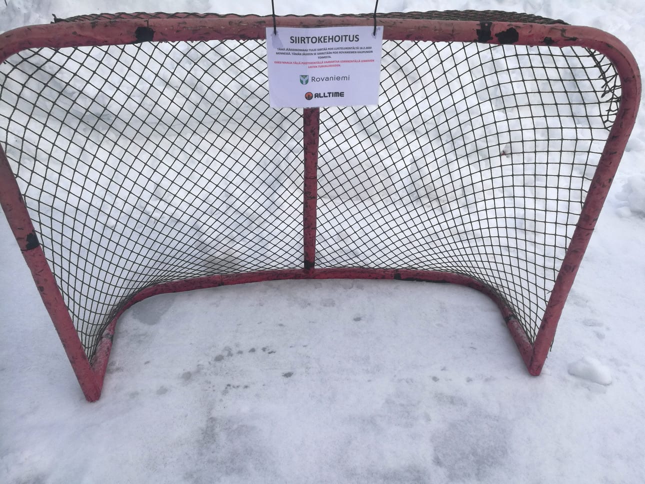Asukkaiden Kylätien kentälle tuomaan jääkiekkomaaliin ilmaantui siirtokehotus viime viikolla. Asukkaat tekivät työtä käskettyä ja veivät maalin pois.