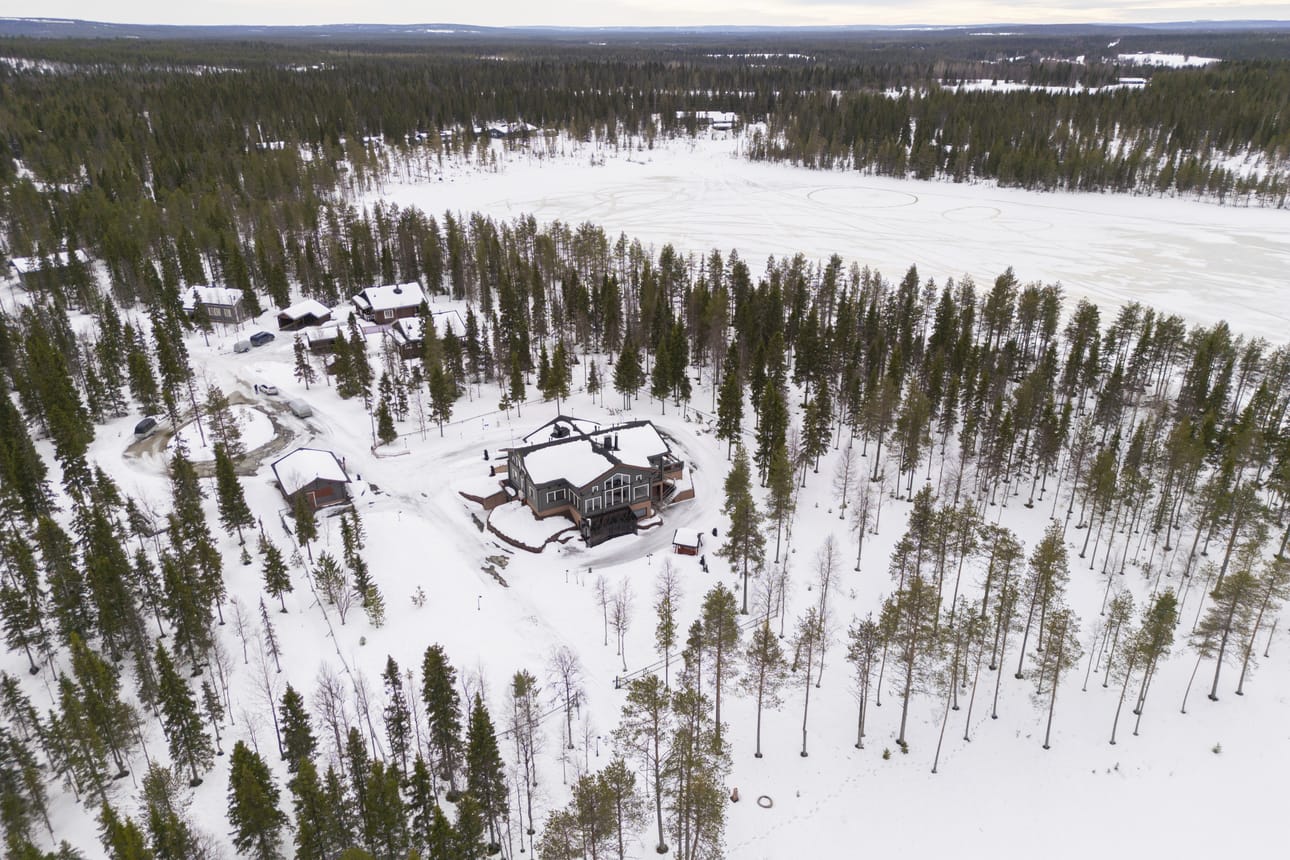 Naatikkaniemessä Rukajärven rannalla sijaitsevaa huvilaa myydään lähes 1,4 miljoonalla eurolla.