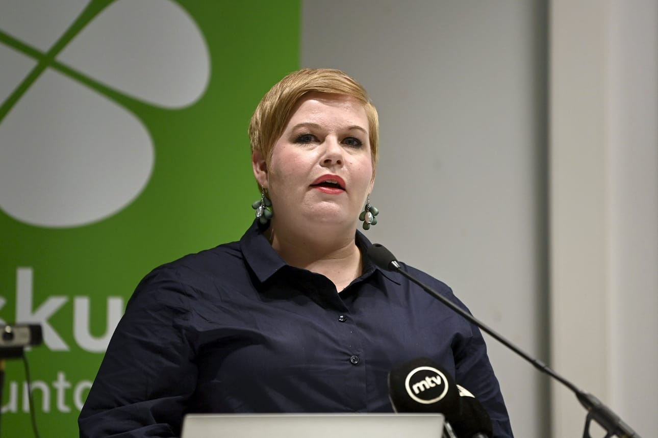 Puheenjohtaja Annika Saarikon mukaan keskusta aikoo oppositiopolitiikassaan myös kannattaa hallituksen esittämiä asioita. LEHTIKUVA / EEVA-MARIA BROTHERUS