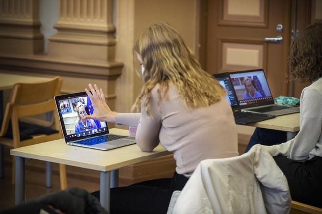 Lukiolainen pyyhki näyttöä. Nuoret halusivat kysyä Jutta Urpilaiselta muun muassa hänen työpäivistään, kehitysyhteistyöstä sekä lasten ja nuorten koulutuksesta kehittyvissä maissa. KUVA: JARNO PELLINEN