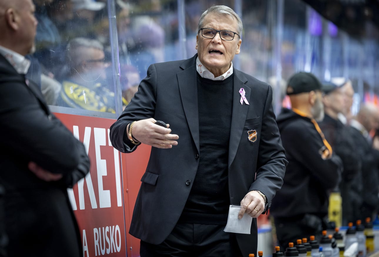 Kai Suikkanen jakoi KooKoon vaihtoaitiossa ohjeita. Oulusta tarttui mukaan piste, mutta enemmänkin oli tarjolla.