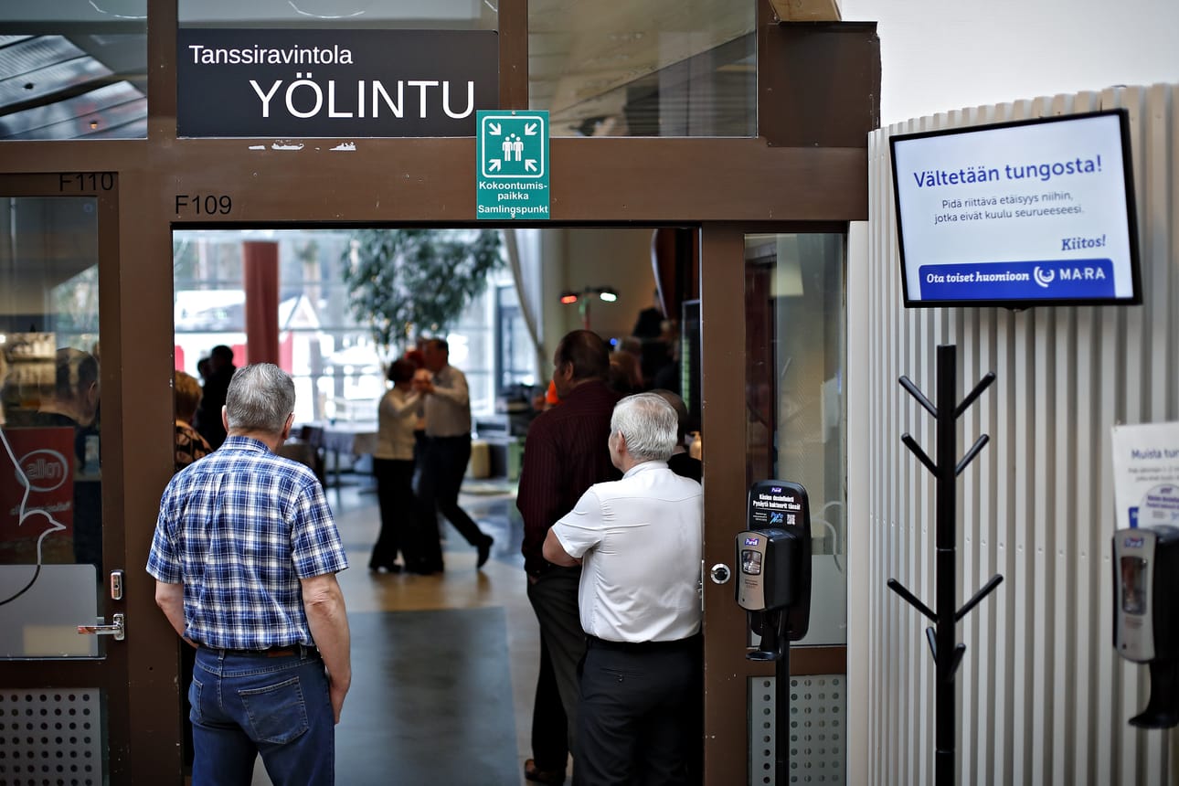 Härmän Kylpylässä muistutettiin tungoksen välttämisestä ja tarjolla oli käsidesiä. Tanssilattialla välejä ei pidetty eikä kasvoilla ollut maskeja.