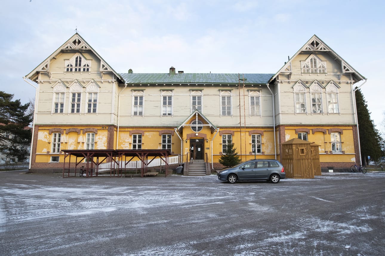 Nykyisin kampusalueella toimii muun muassa Raahen kaupunkikehittäminen ja näkyvyys. Ikkunan koristelusta vastaa Paula Virtasen johtama Käsityöpaja.