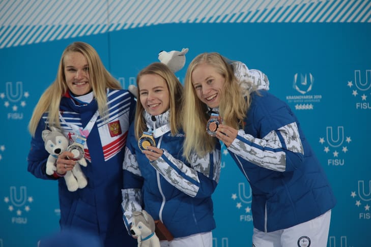 Liisa Nenonen (kesk.) voitti kultaa ja Mirka Suutari (oik.) pronssia talviuniversiadeissa. Venäjän Marina Vjatkina sijoittui toiseksi.