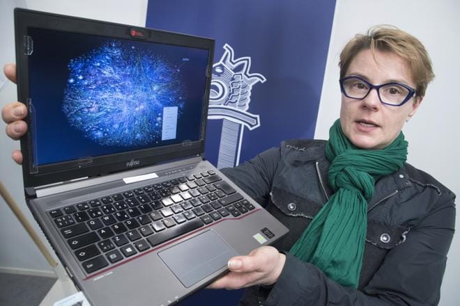 Keskusrikospoliisin internet-tiedustelu saa vuosittain tuhansia vihjeitä ulkomaalaisilta viranomaisilta suomalaisista henkilöistä, jotka katselevat, lataavat koneilleen ja jakavat eteenpäin lasten hyväksikäyttökuvia, kertoo rikosylikomisario Sari Sarani Krp:stä. KUVA: Mauri Ratilainen