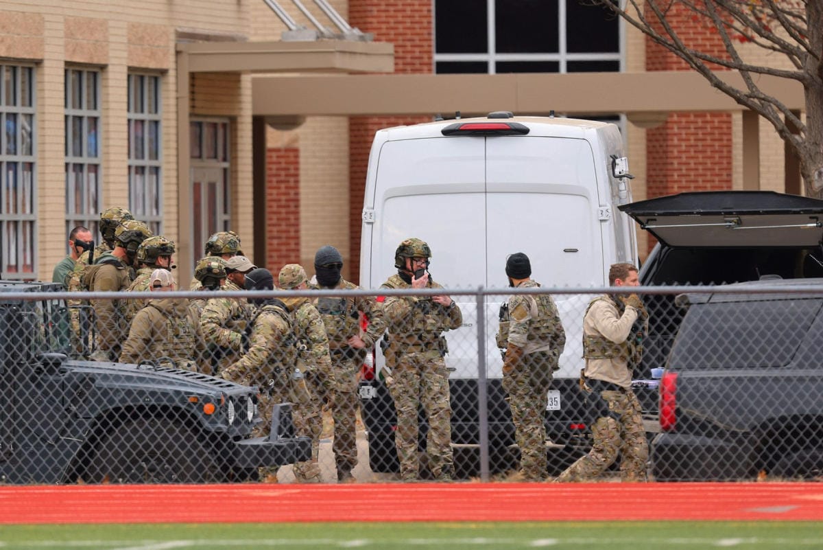 SWAT-joukkoja Texasin Colleyvillessa noin 40 kilometrin päässä Dallasista, jossa panttivankitilanteen tapahtumapaikkana oleva Congregation Beth Israel synagoga sijaitsee. LEHTIKUVA / AFP