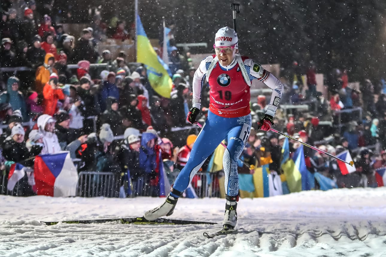Kaisa Mäkäräinen ei päässyt edes ladulle, kun Suomen viestinelikon taival katkesi kolmannella osuudella.