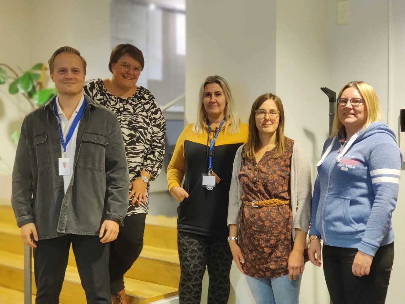 Talousneuvolassa saa apua monelta taholta. Kuvassa Vaasan kaupungin asumisneuvoja Teemu Peltonen, Virpi Lappalainen Ohjaamosta, Sari-Maija Lindström Pohjanmaan hyvinvointialueelta, Jeannette Laurén talous- ja velkaneuvonnasta ja Virpi Bertlin Ulosottolaitokselta