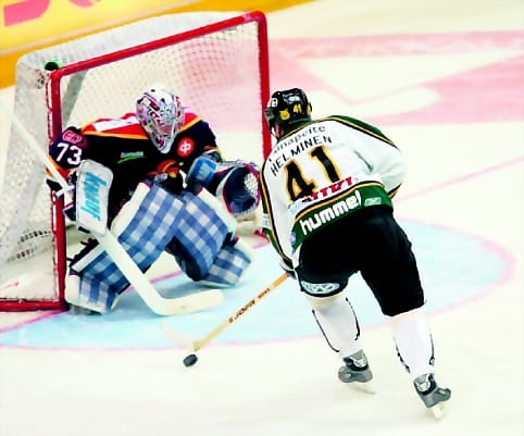 Kapteeni karkuteillä. Raimo Helminen iskee Ilveksen 3-0-johtomaalin.
