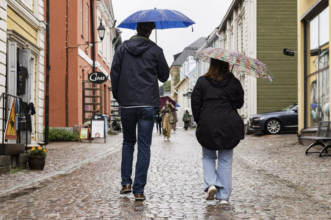 Suurimmassa osassa Suomea on tänään runsaasti sade- ja ukkoskuuroja. LEHTIKUVA / Roni Rekomaa