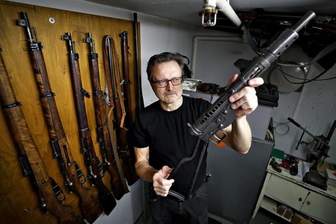 Heikki Mäkynen muistaa tarkasti, missä näytelmässä mitäkin asetta on vuosikymmenten varrella käytetty. Täällä Pohjantähden alla -näytelmässä melkein koko teatterin asearsenaali oli käytössä.