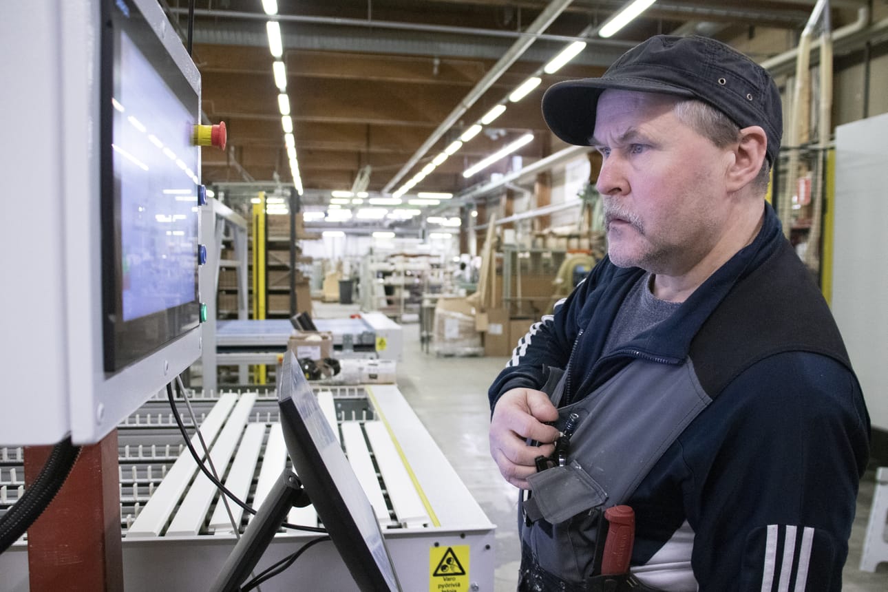 Lakko on ohi Jukkatalolla ja Piklaksella. Työntekijät palasivat töihin maanantaina. Ikkunatyöntekijä Jorma Ohenoja sääti hiljattain käyttöön otetun ikkunoiden heloituskoneen toimintoja.