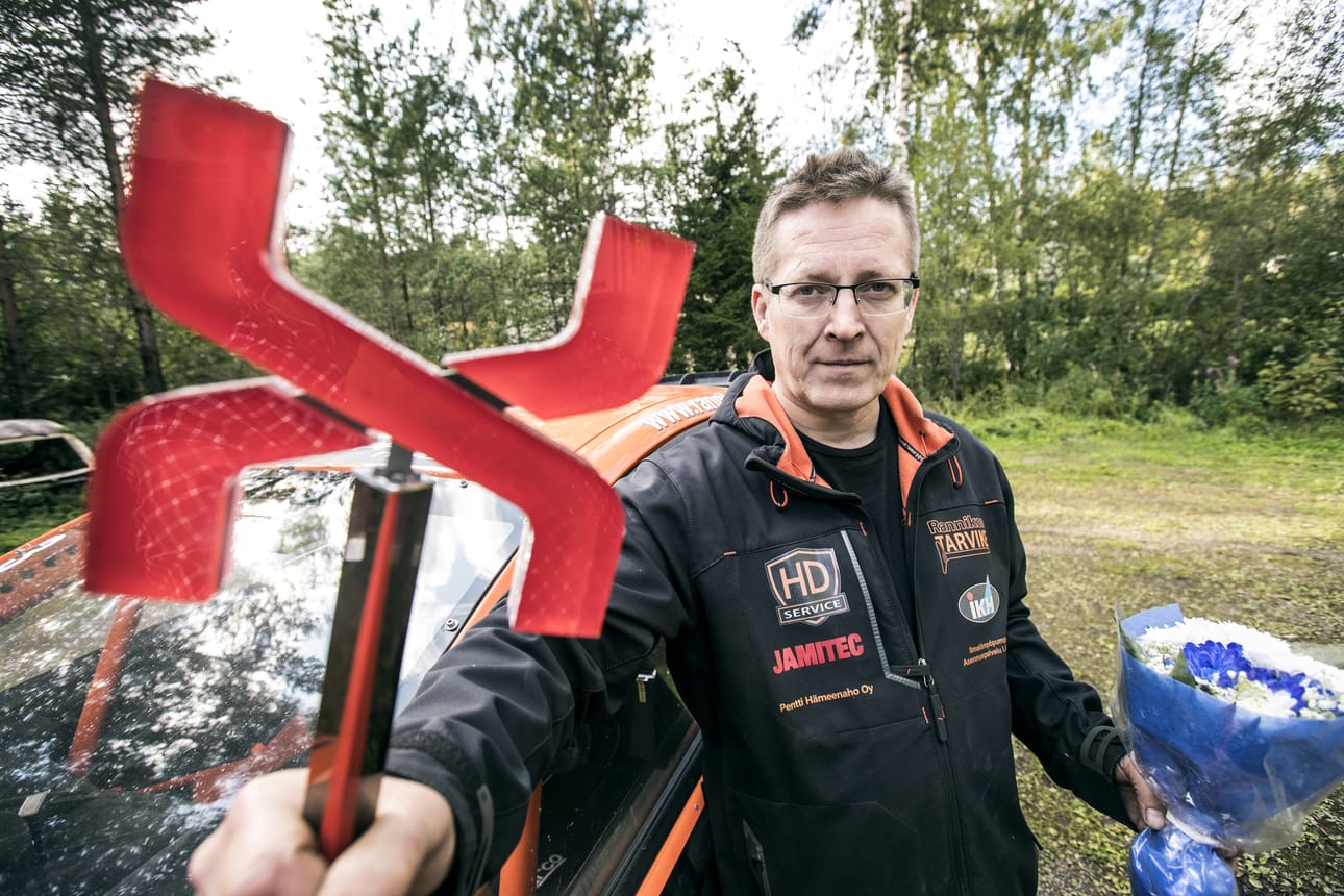 Suomen mestaruuden juuri voittanut Ari Perkiömäki ja voittopokaali.