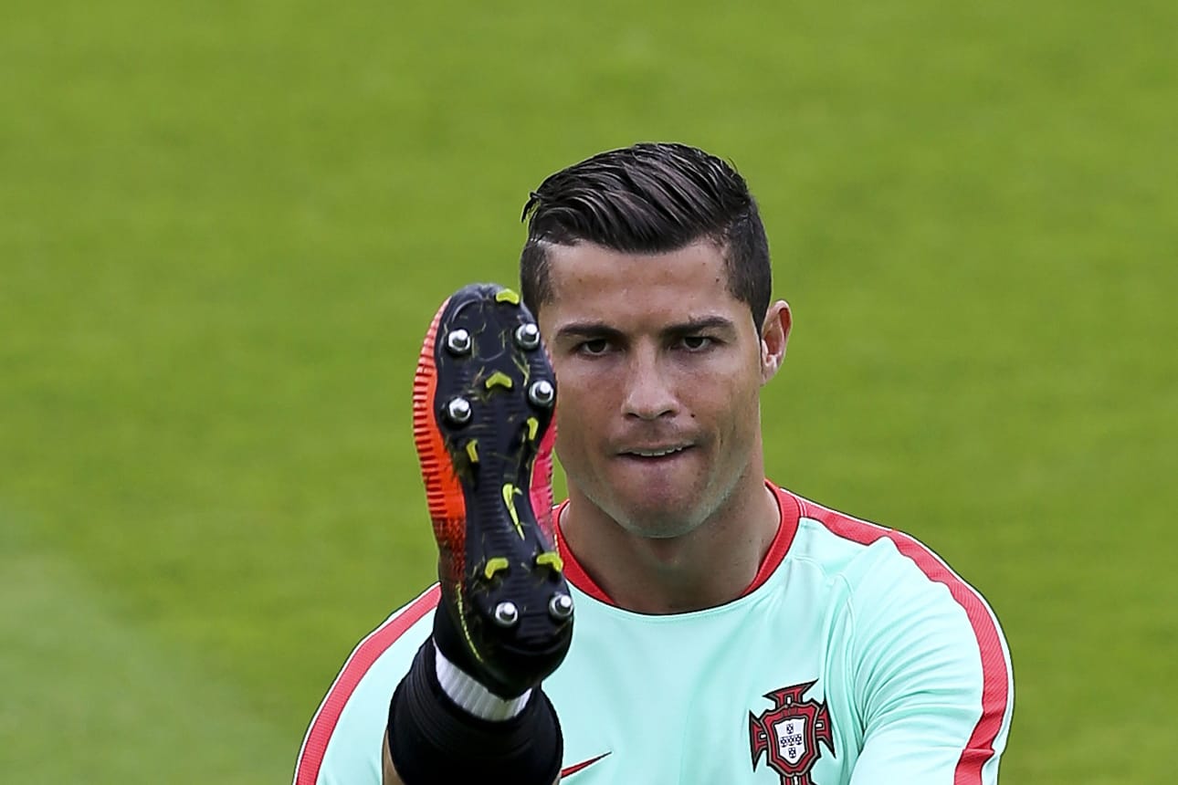 Portugalin supertähti Cristiano Ronaldo lämmitteli ennen harjoitusten alkua tiistaina.