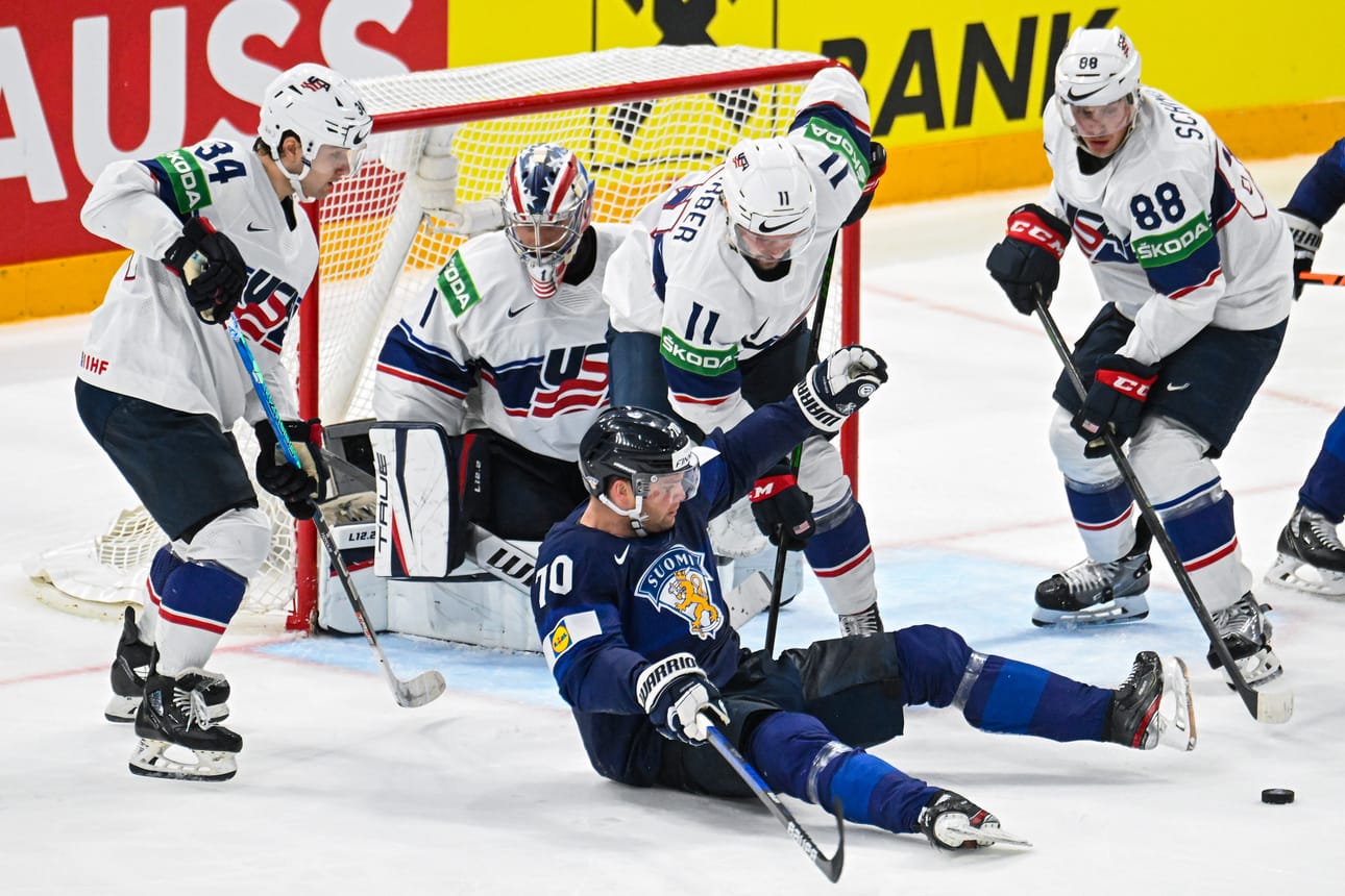 Harvinainen näky. Teemu Hartikainen tutustui jään pintaan ottelussa Yhdysvaltoja vastaan.