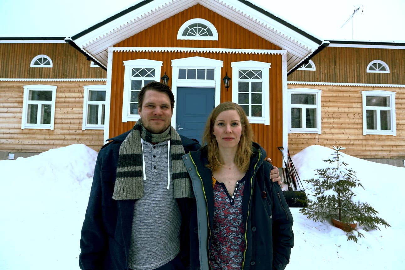 Miika ja Maria Vanhatalo ovat rakentaneet perinnetalon Lasikankaalle Raaheen.