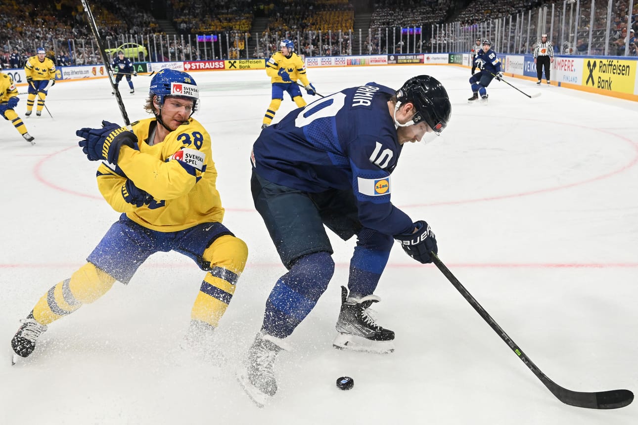 Joel Armia kiekon kanssa ottelussa Ruotsia vastaan.