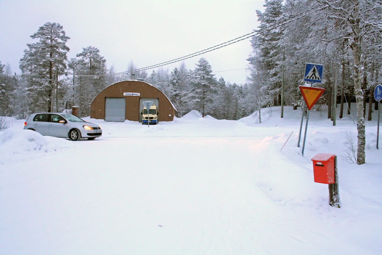 Posion kunnan ja Lapin ely-keskuksen vastuuraja on esimerkiksi tässä risteyksessä. Auto on kääntymässä ely-keskuksen hoitamalta Kirkkotieltä etualalle kunnan hoitamalle Sysitielle, joka jatkuu myös risteyksen yli kaarihallin vieritse.