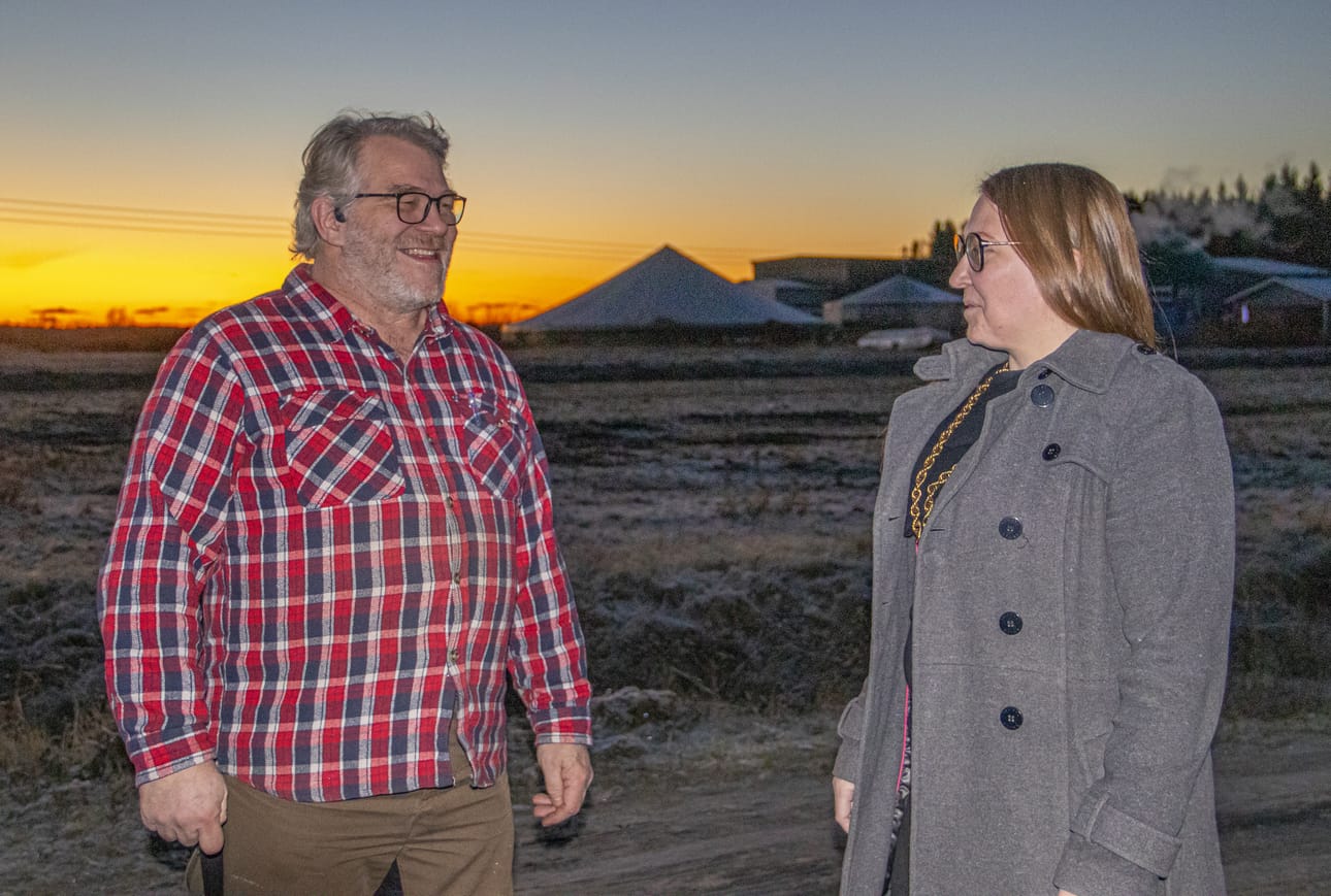 Jarmo Ahola ja Soili Pokka Jahotec oy:sta ovat saaneet korkeimman hallinto-oikeuden kautta luvan jalostaa biokaasusta liikennepolttoainetta. Taustalla näkyy Jahotecin Limingan tuotantolaitos.