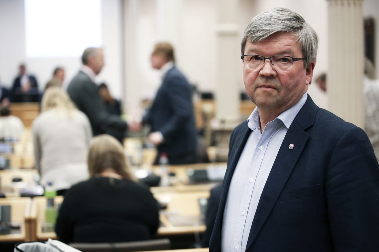 Jouko Korkiakoski sanoo päätösvallan palauttamisen kaupunginhallitukselta valtuustolle tuntuneen hyvältä. Taustalla kättelevät Mikko Salmi (sd.) ja Jarmo K. Husso (kok.), jotka miettivät kaupunginhallituksen paikan jättämistä päätöksen synnyttyä.