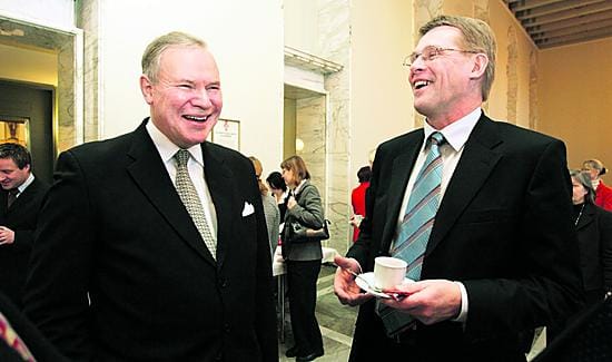 Hauskaa joulua. Puhemies Paavo Lipponen (vas.) ja pääministeri Matti Vanhanen nauttivat puhemiehen perinteisistä joulukahveista eduskunnassa keskiviikkona.