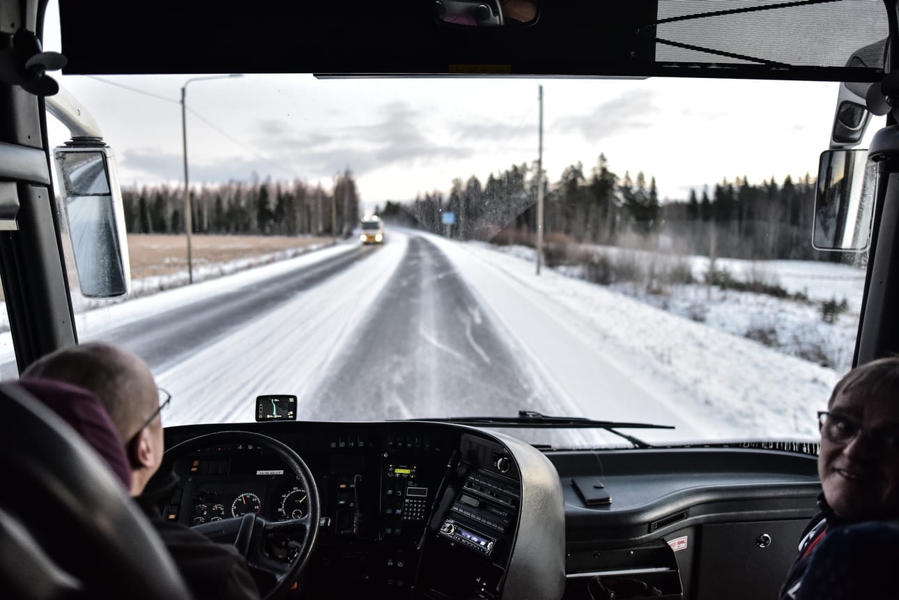 Niukka lumikerros peittää varsinaissuomalaista maisemaa sunnuntaiaamuna. Kotimatkan alussa ratissa on Sakari Sova. Toinen kuskeista Aimo Ollila tarkkailee vierestä.