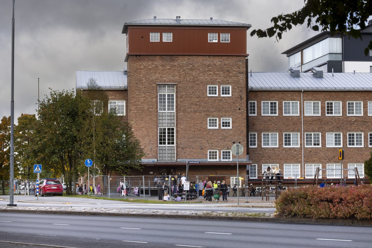 Tiklaksen kiinteistö toimii nykyään Alakylän koulun väistötiloina.