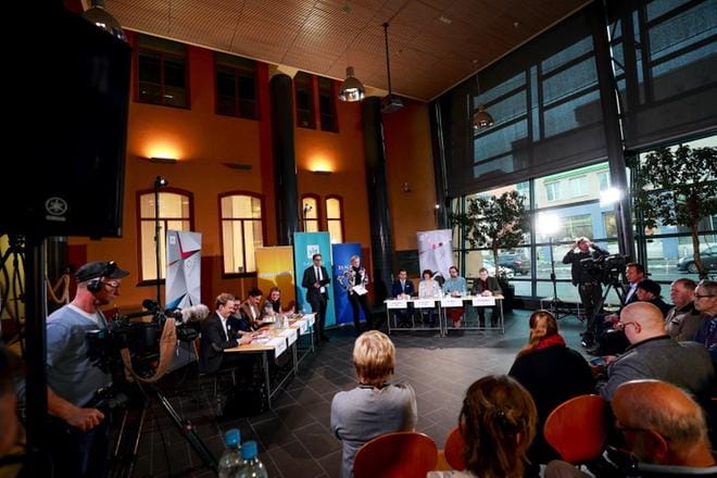 Keskiviikkoiltana pidettiin Pohjalaisen ja Yle Pohjanmaan yhteinen vaalipaneeli Pohjalaisen lehtitalossa. KUVA: JAAKKO ELENIUS
