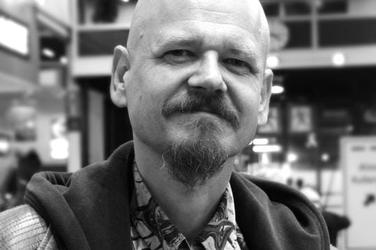 Kim Leine kuvaa Suomen 1918 sotaa kahden tanskalaisveljen näkökulmasta. Esikuvana on ollut sotaan osallistunut vastarintamies Peter de Hemmer Gudme. Leine vierailee kesällä Helsiki Litissä. KUVA: LAURA ARVELA