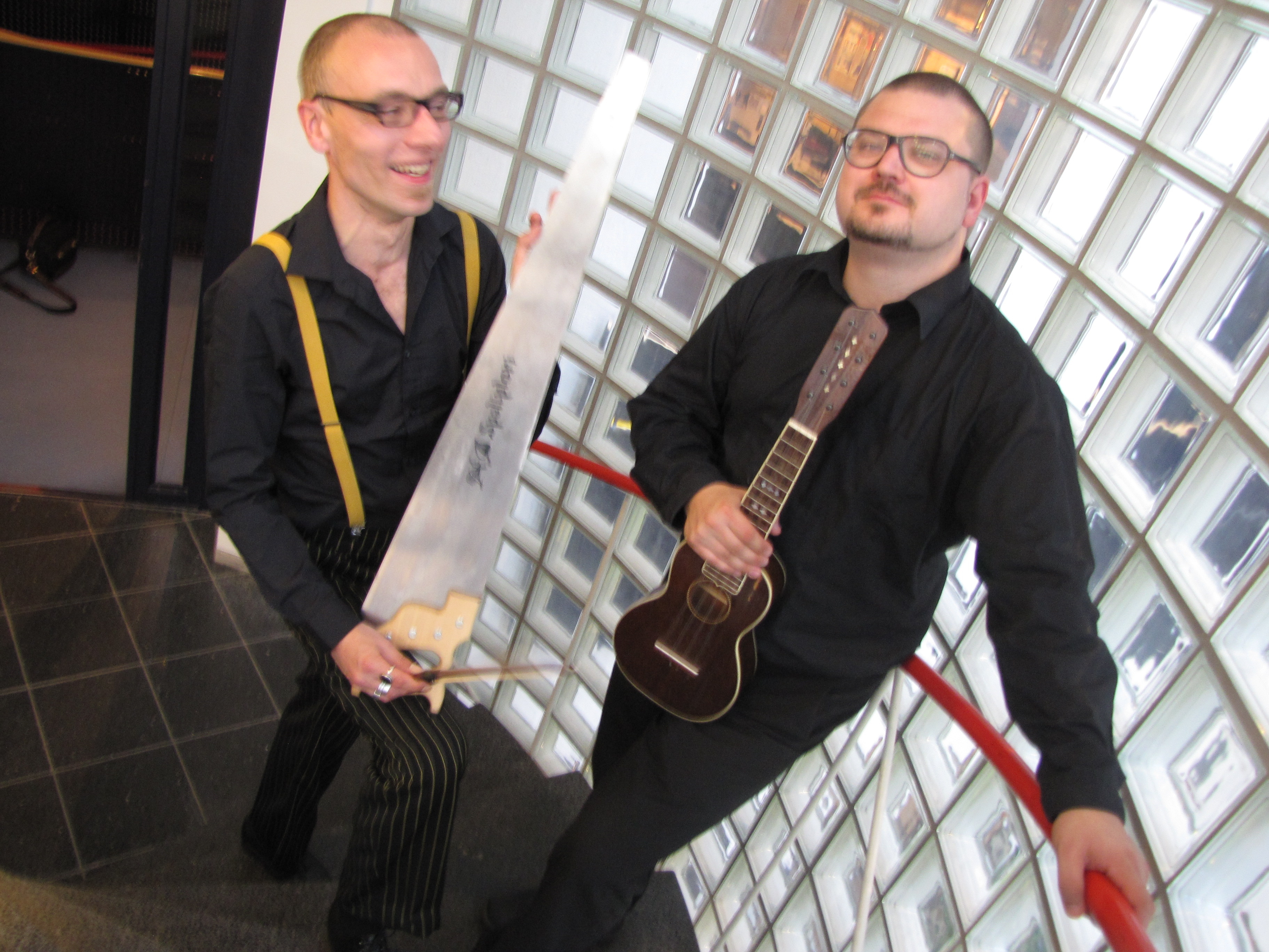 Iiro Rahkon (vas.) instrumentit, saha ja ukulele pääsivät kuvaan. Antti Utriaisen piano  ei mahtunut Valveen rappukäytävään.