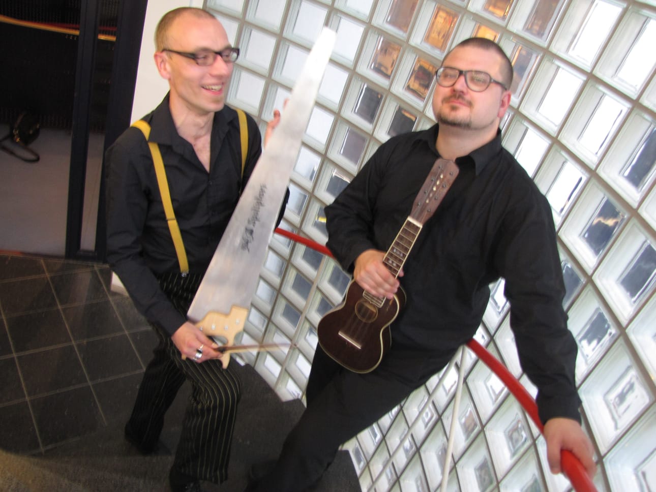 Iiro Rahkon (vas.) instrumentit, saha ja ukulele pääsivät kuvaan. Antti Utriaisen piano ei mahtunut Valveen rappukäytävään.