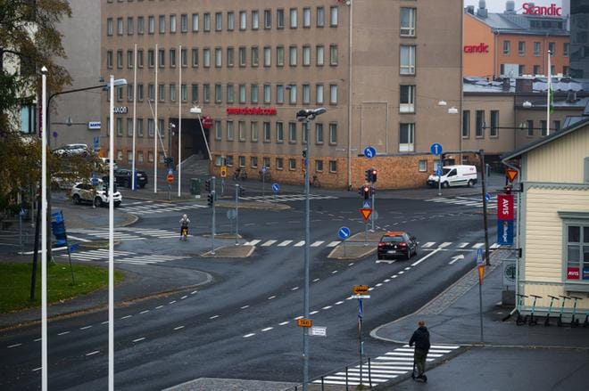 Hovioikeudenpuistikon ja Asemakadun/Ratakadun valoristeys aiotaan korvata liikenneympyrällä. Kuva: Jarno Pellinen