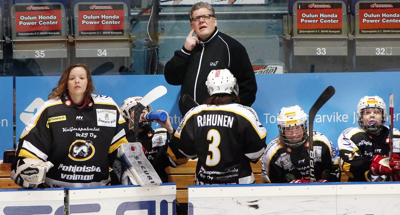 Seppo Karjalainen luotsasi jälleen Kärppien naisten joukkueen SM-mitaleille.