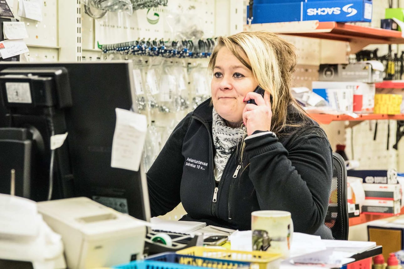 Marja Ruonala vastaa liikkeessä tukkumyynnistä ja normaali työpäivä sisältää kymmeniä puhelinsoittoja ja sähköpostien lähettelyä.