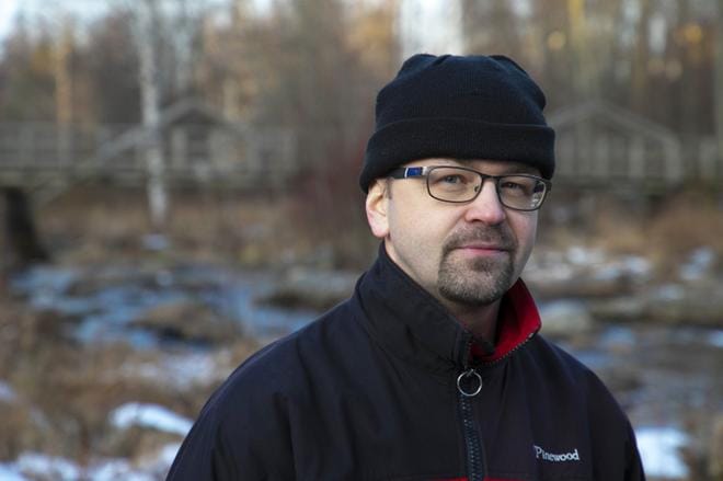Etelä-Pohjanmaan kalatalouskeskuksen toiminnanjohtaja Marko Paloniemi rohkaisee ihmisiä pilkille. ARKISTOKUVA: JARI E. HAKALA