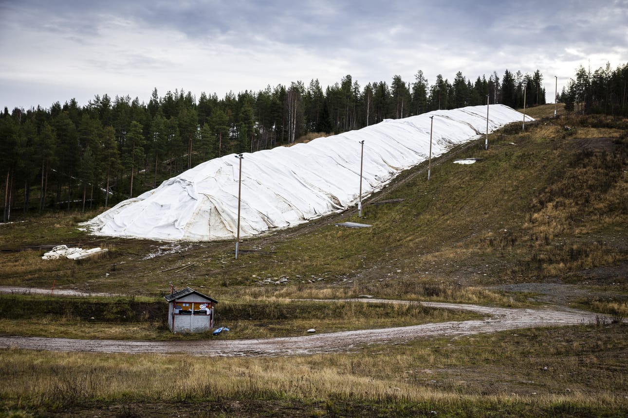 Säilölumikasa Rovaniemen Ounasvaaran rinteessä odottaa pakkasia saapuvaksi. Kunhan sää kylmenee, lumesta levitellään ensilumenlatu.