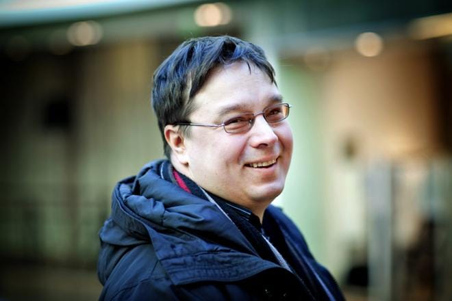 – Näytelmäni ovat päivitettyä perusdraamaa, uskon että ne aukeavat aika helposti vaikka eivät kansanviihdettä olekaan, arvioi Vaasassa vieraillut näytelmäkirjailija ja ohjaaja Juha Jokela. KUVA: RIKU ISOHELLA