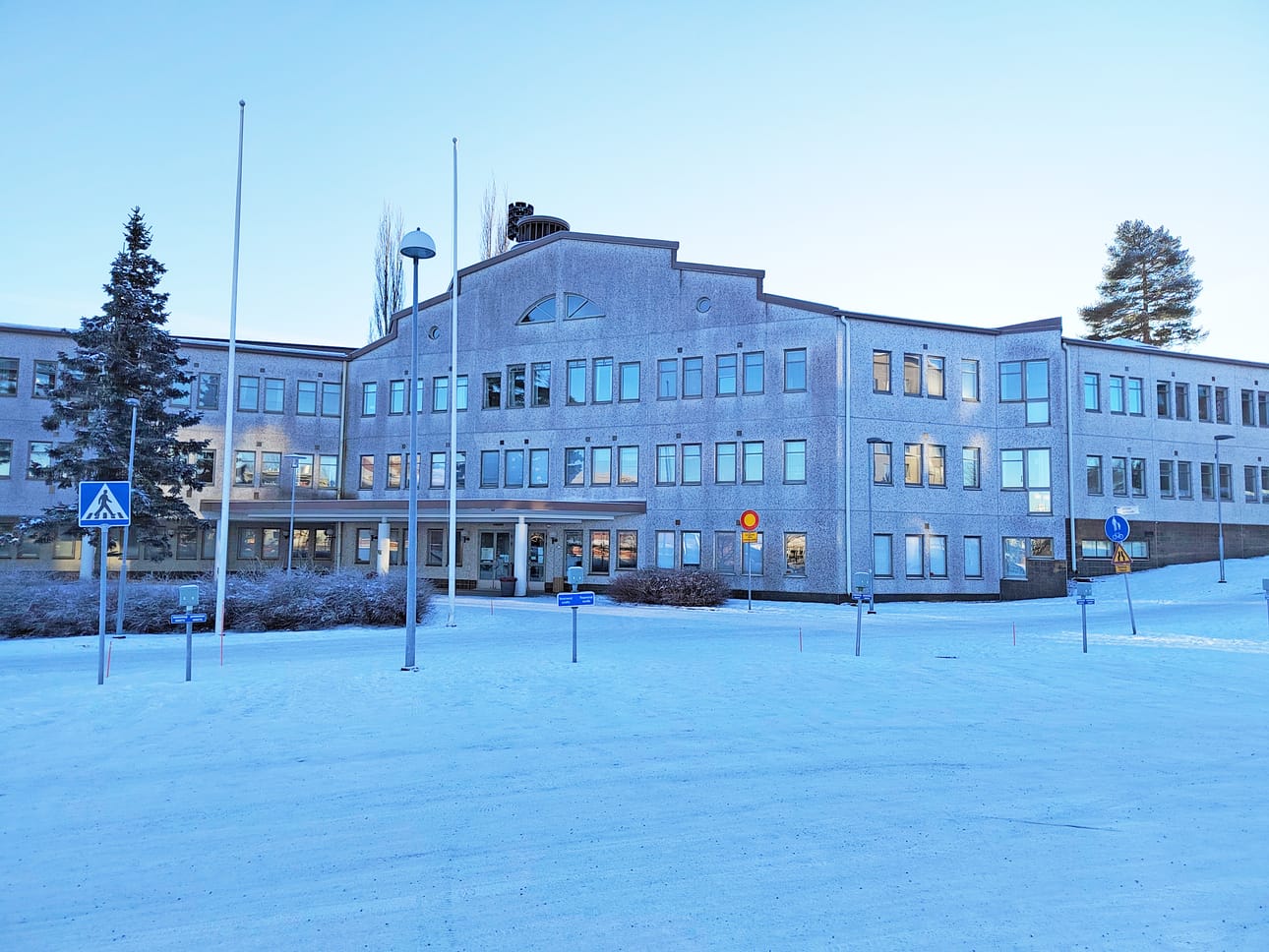 Mustasaaren virastotalon vaaleaan rakennukseen on nyt keskitetty ikäihmisten sote-palvelut. Talossa asioivien parkkipaikka on vastapäätä sijaitsevan K-Market Piffin parkkipaikka.